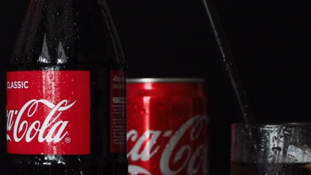 Kijev Ukrajna 2021 Szeptember Forgatható Üveg Coca Cola Klasszikus — Stock videók