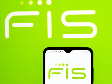 Kiev, Ukrayna, 19 Eylül 2021. Bu resimde Fidelity Ulusal Bilgi Servisleri (FIS, Inc.) logosu bir akıllı telefonda gösteriliyor