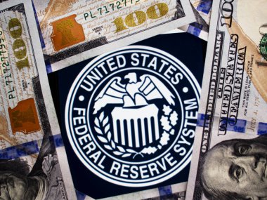 Kiev, Ukrayna, 21 Eylül 2021. Bu resimde Federal Rezerv Mührü Amerikan dolarının arka planında bir akıllı telefonda sergileniyor.