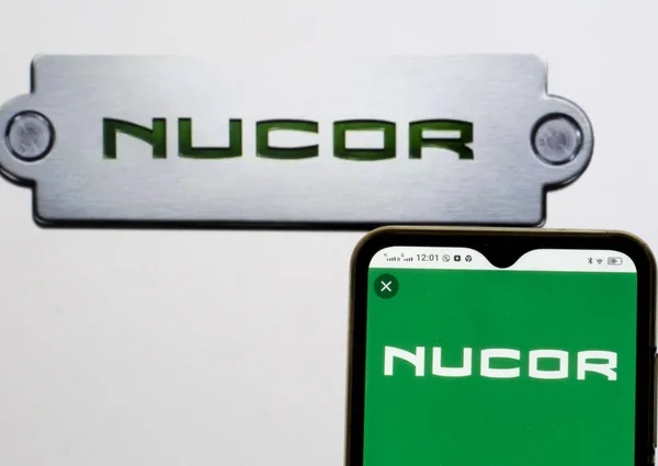 2021年9月22日 乌克兰基辅 在这张照片中 Nucor公司的标识显示在智能手机上 — 图库照片