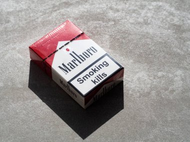 Kiev, Ukrayna, 27 Eylül 2021. Philip Morris 'in yaptığı bir paket Marlboro sigarası. Marlboro dünyanın en çok satan sigarasıdır..