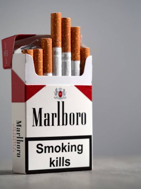 Kiev, Ukrayna, 27 Eylül 2021. Philip Morris 'in yaptığı bir paket Marlboro sigarası. Marlboro dünyanın en çok satan sigarasıdır..