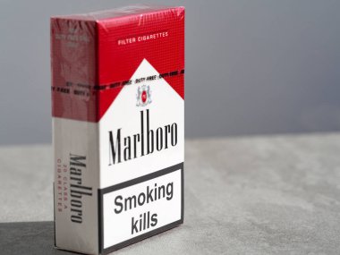 Kiev, Ukrayna, 27 Eylül 2021. Philip Morris 'in yaptığı bir paket Marlboro sigarası. Marlboro dünyanın en çok satan sigarasıdır..