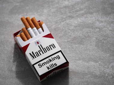 Kiev, Ukrayna, 27 Eylül 2021. Philip Morris 'in yaptığı bir paket Marlboro sigarası. Marlboro dünyanın en çok satan sigarasıdır..