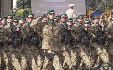 askerler üzerinde Khreshchatyk'a vardır