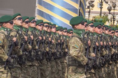 askerler üzerinde Khreshchatyk'a vardır