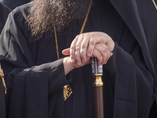 Las manos del sacerdote, apoyándose en su bastón — Foto de Stock