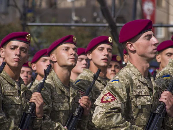 Війська ведуть на Хрещатику — стокове фото