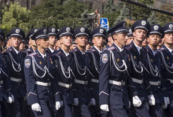 Askerler üzerinde Khreshchatyk'a vardır — Stok fotoğraf