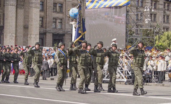 Війська ведуть на Хрещатику — стокове фото