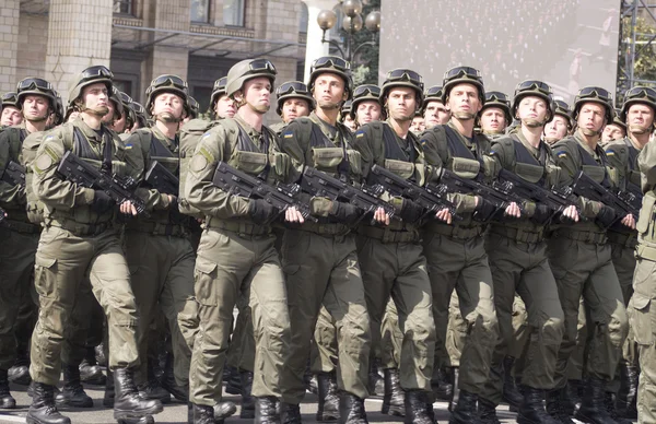 Askerler üzerinde Khreshchatyk'a vardır — Stok fotoğraf