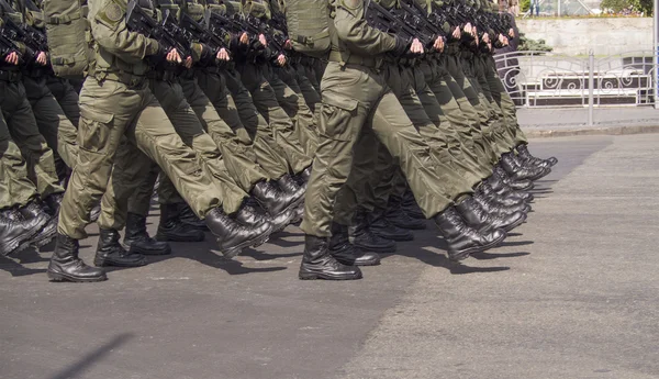 Soldaten zijn op Chresjtsjatyk — Stockfoto