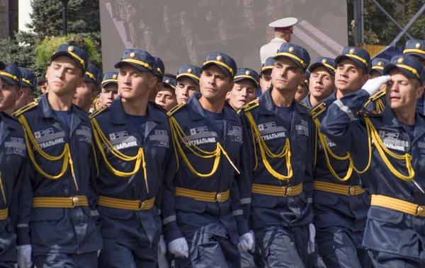 Askerler üzerinde Khreshchatyk'a vardır — Stok fotoğraf
