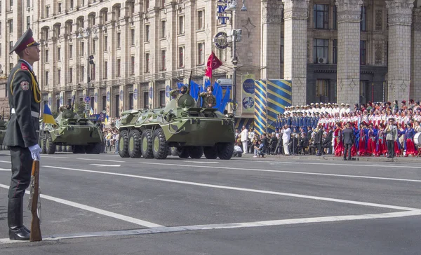 Militaire voertuigen in de parade — Stockfoto