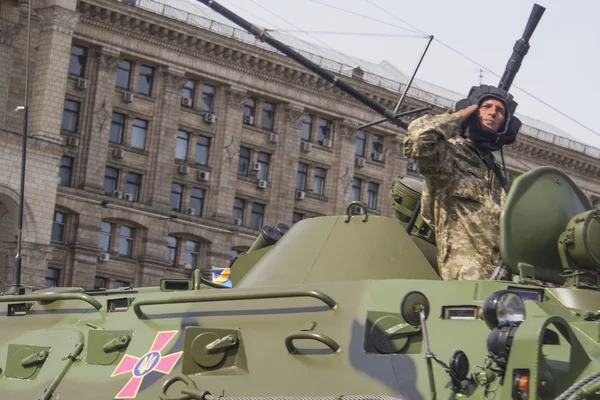 Vehículos militares en el desfile — Foto de Stock