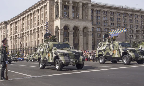 Vehículos militares en el desfile — Foto de Stock