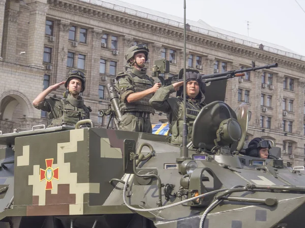 Veículos militares no desfile — Fotografia de Stock