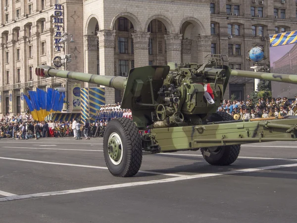 Vehículos militares en el desfile — Foto de Stock