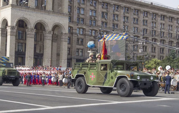 Veículos militares no desfile — Fotografia de Stock