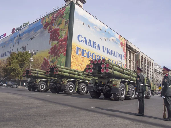 Vehículos militares en el desfile —  Fotos de Stock