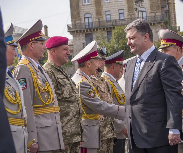 Voorzitter poroshenko begroet militaire — Stockfoto