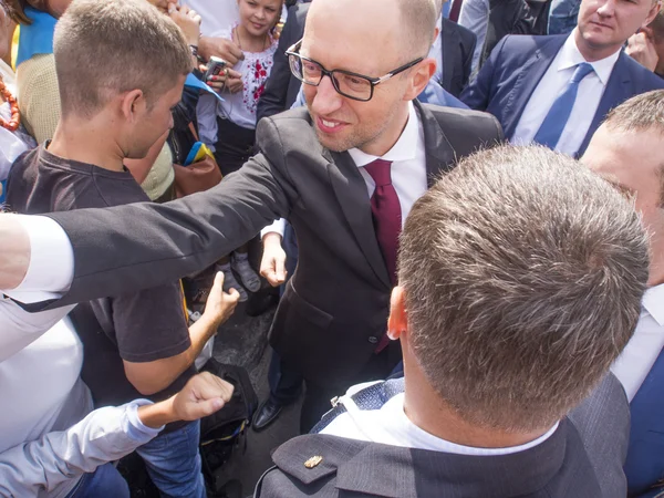 Arseniy yatsenyuk skaka händerna parad åskådare — Stockfoto