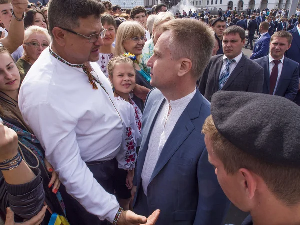 Valentyn nalyvaychenko třese rukou průvod diváků — Stock fotografie