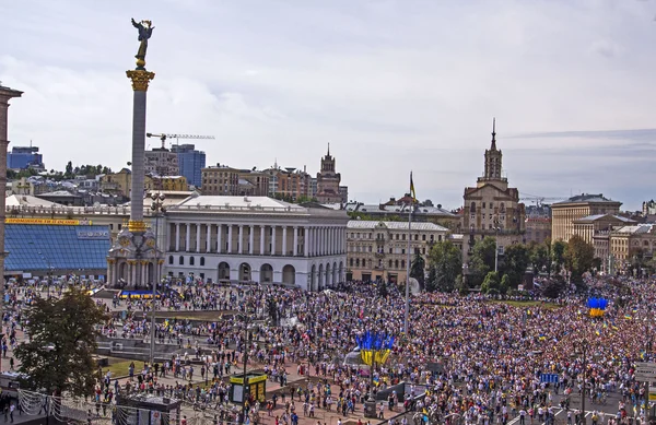 Ukrainians walk on the Maidan. — Stock Photo, Image