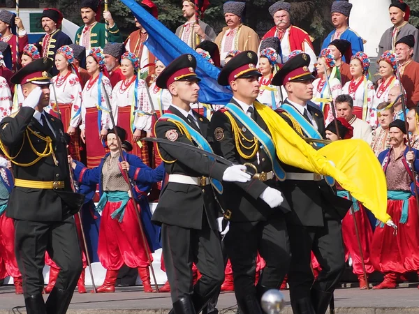 Introduserer Ukrainas nasjonalflagg – stockfoto