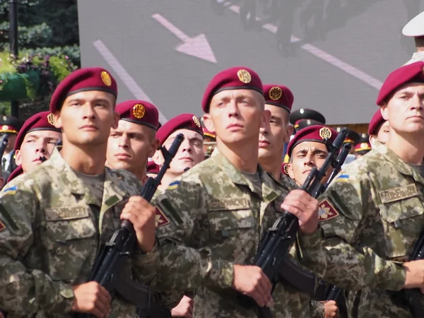 Askerler üzerinde Khreshchatyk'a vardır — Stok fotoğraf