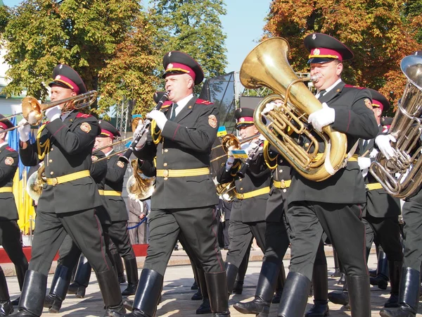 Офіційна церемонія підняття прапорів для — стокове фото