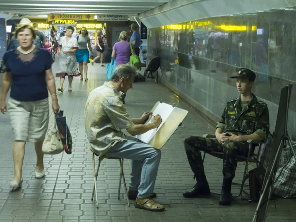 Artista pinta um retrato de um soldado — Fotografia de Stock