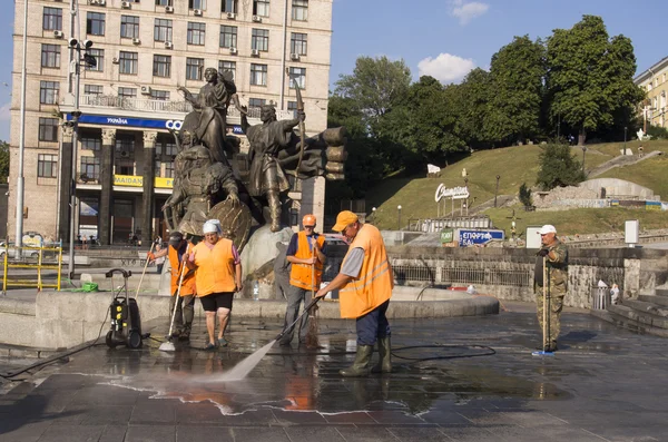 Travailleurs tuyau vers le bas et nettoyer Maidan — Photo