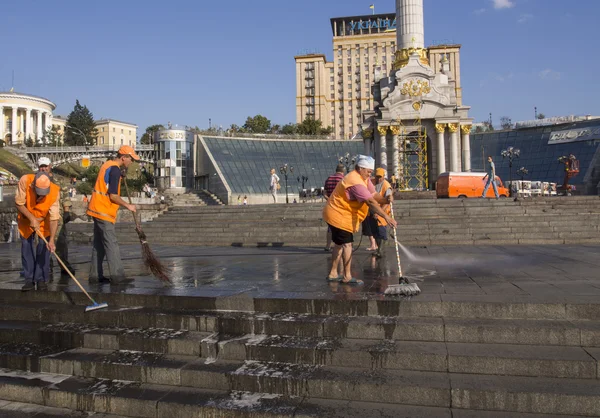 Trabajadores manguera abajo y limpiar Maidan —  Fotos de Stock