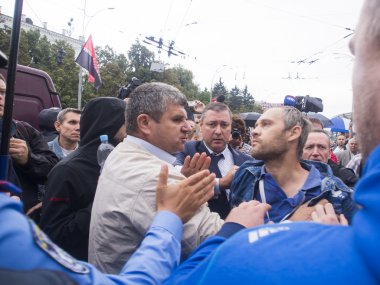 protestocular yakınındaki Ukrayna'nın Savunma Bakanlığı
