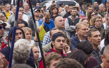protestocular talep Ukrayna'nın Savunma Bakanlığı tasfiye