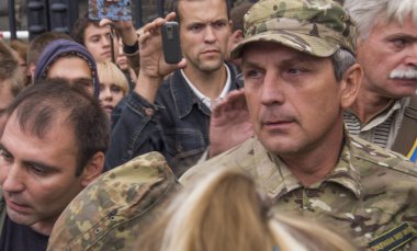 protestocular talep Ukrayna'nın Savunma Bakanlığı tasfiye