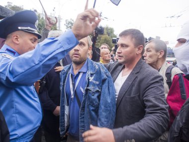 protestocular talep Ukrayna'nın Savunma Bakanlığı tasfiye