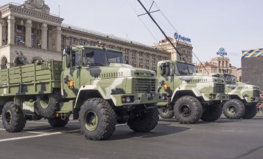 Bağımsızlık günü geçit askeri araçlar