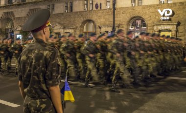 Kiev önünde Bağımsızlık günü askeri geçit töreni