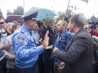 protestocular yakınındaki Ukrayna'nın Savunma Bakanlığı