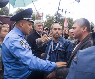protestocular yakınındaki Ukrayna'nın Savunma Bakanlığı