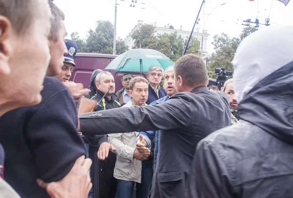 Demonstranter nära departement av försvar av Ukraina — Stockfoto