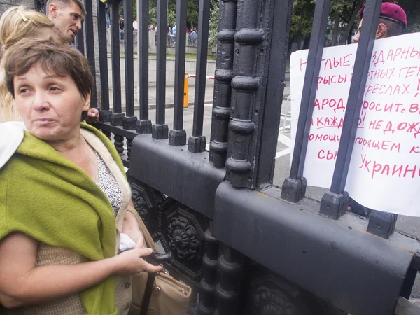 Manifestantes sacuden las puertas del Ministerio de Defensa — Foto de Stock