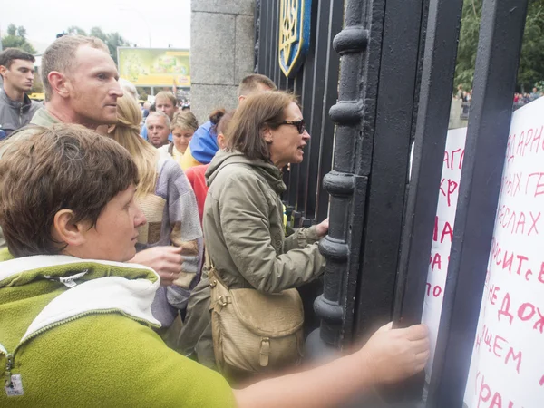 Протестующие потрясли ворота Минобороны — стоковое фото