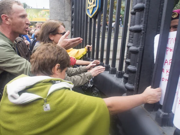 Les manifestants secouent les portes du ministère de la Défense — Photo