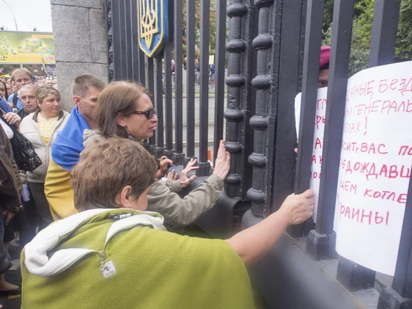 Protestující protřepejte branami ministerstva obrany — Stock fotografie