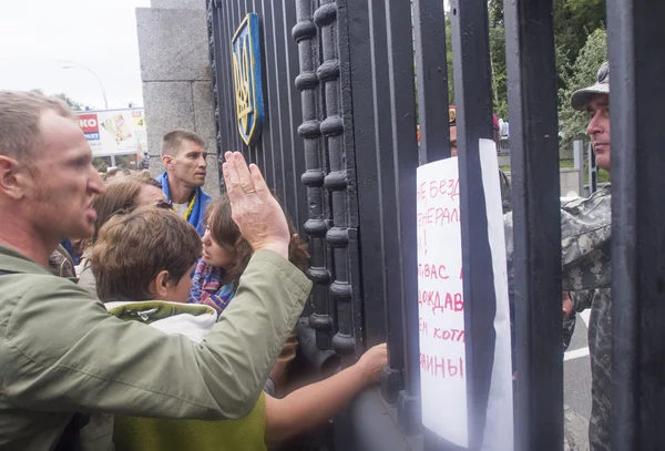 Protesters shake the gates of the Defense Ministry — Stock Photo, Image