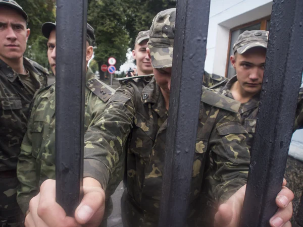 Protesters shake the gates of the Defense Ministry — Stock Photo, Image