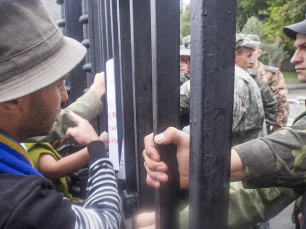 Protestující protřepejte branami ministerstva obrany — Stock fotografie